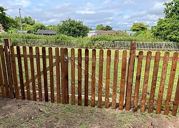 Cambridge fencing contractors Border Force Fencing & Gardens image 1