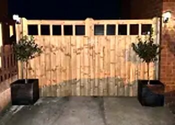 Newark On Trent fencing contractors Clumber Landscapes & fencing image 1