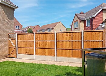 Cambridge fencing contractors DnB Fencing image 1