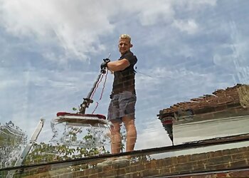 London window cleaners KM Window Cleaning image 1