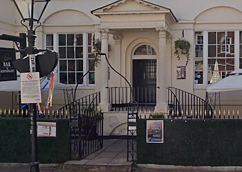 Oliver's Bar & Restaurant