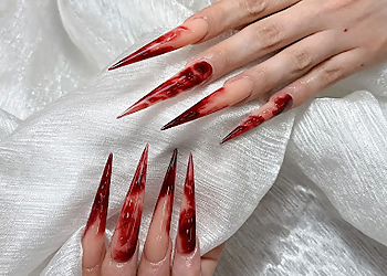 Queen Nails