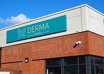 Sinclair Gore, MD, FRCS(Plast), PGDip(Aesth) - DERMA READING