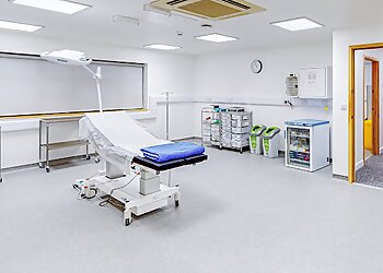 Tariq Ahmad, MA(OXON), MBBCHIR(CANTAB), FRCS, FRCSED, FRCS(PLAST) - CAMBRIDGE CLEAR BEAUTY