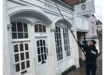 3 Best Window Cleaners in Colchester, UK - ThreeBestRated